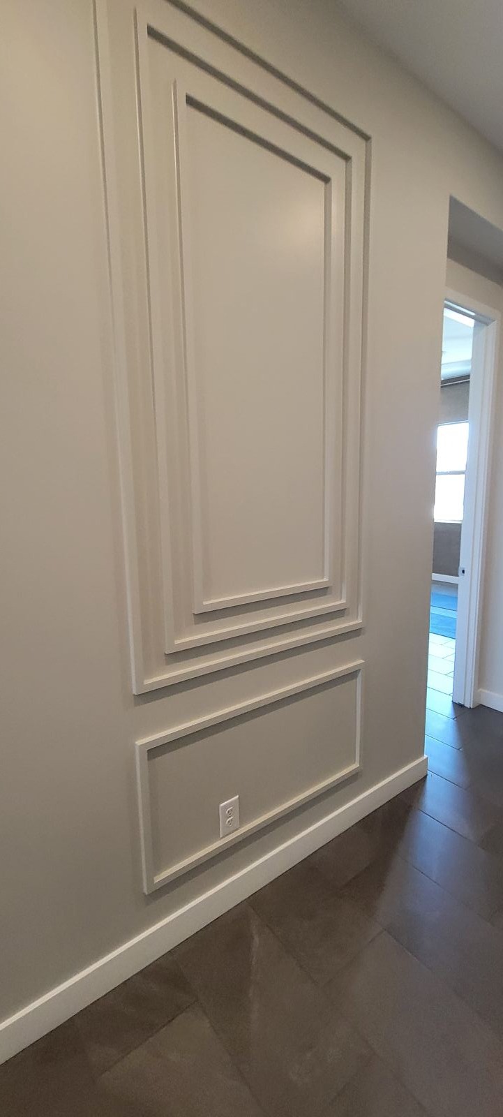Picture-frame wall molding